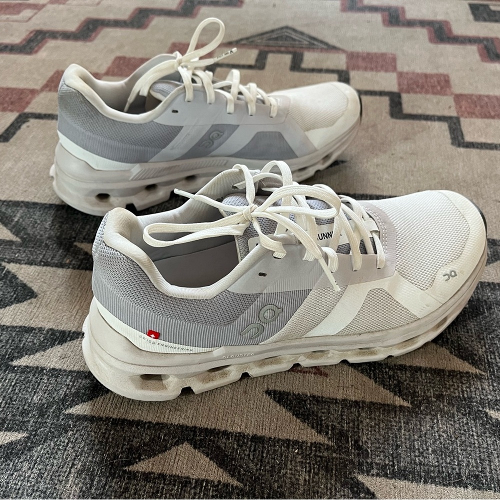 On Cloud Runner Women 9.5 Like New